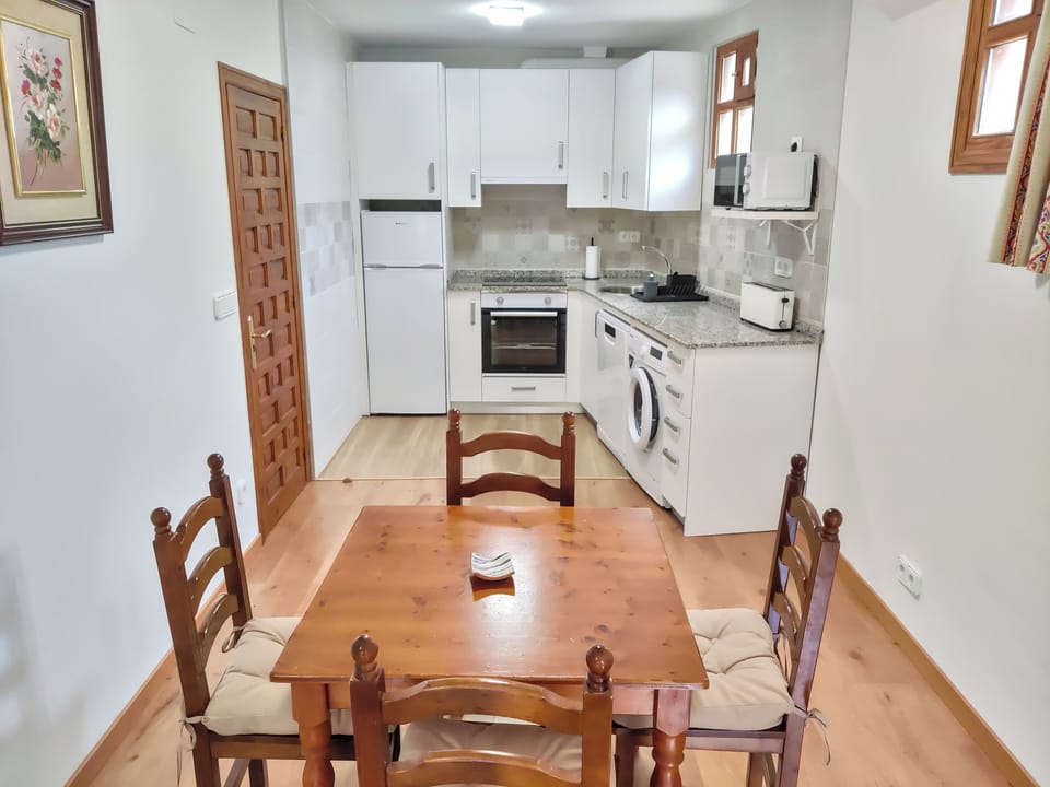 Apartamento de una habitacion | Private kitchen | Fridge, microwave, oven, stovetop