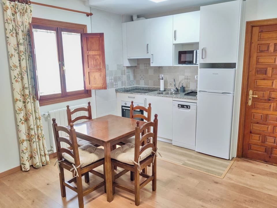 Apartment, 2 Bedrooms | Private kitchen | Fridge, microwave, oven, stovetop