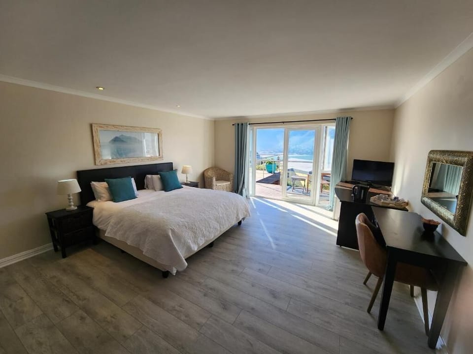 Deluxe Double Room, 1 King Bed, Balcony, Sea Facing | Premium bedding, in-room safe, desk, soundproofing
