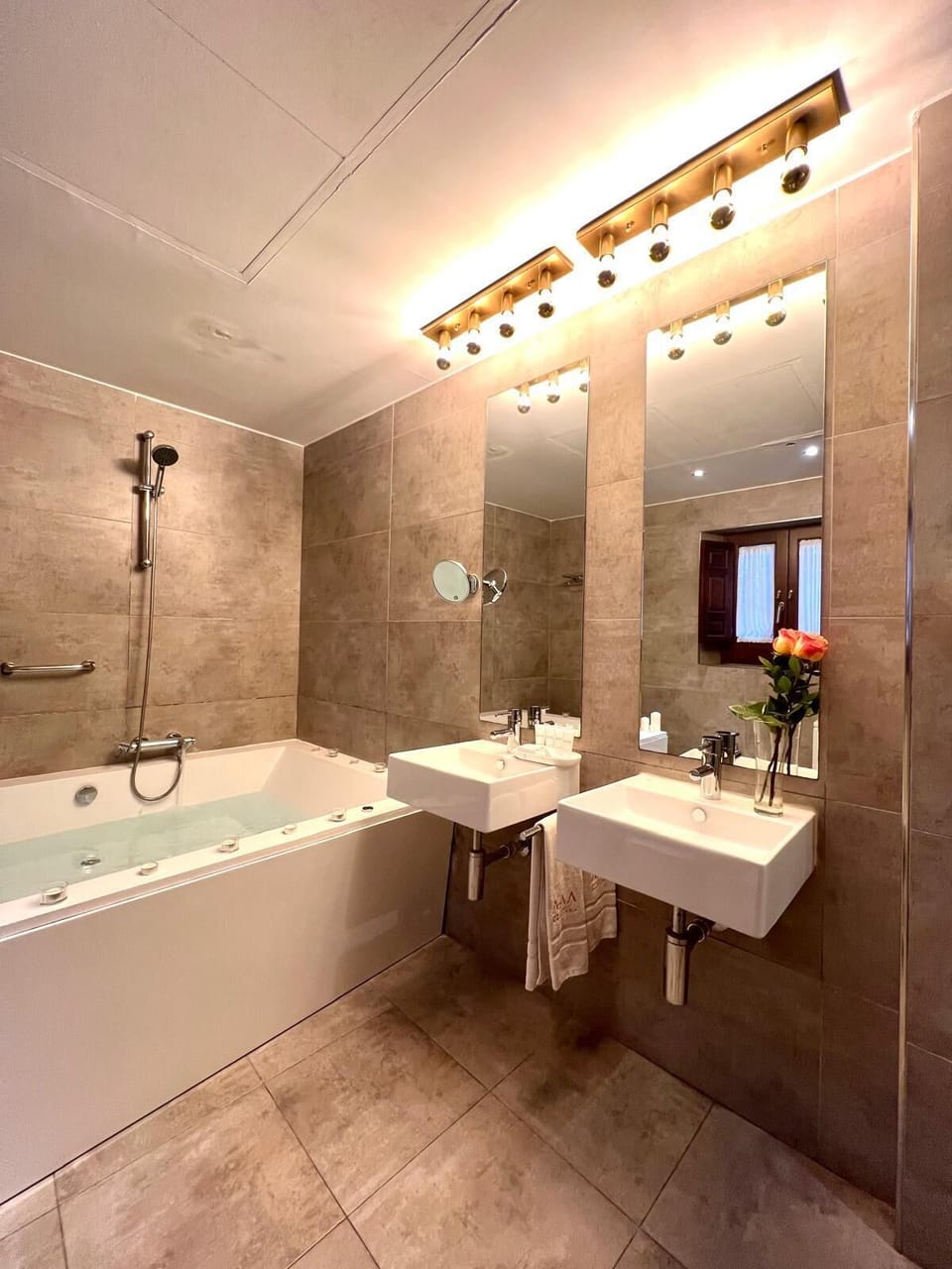 Deluxe Double Room | Bathroom | Free toiletries, hair dryer, bidet, towels