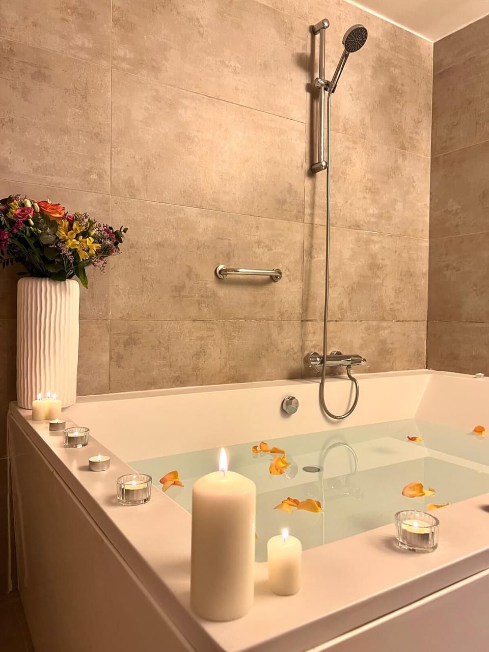 Deluxe Double Room | Bathroom | Free toiletries, hair dryer, bidet, towels