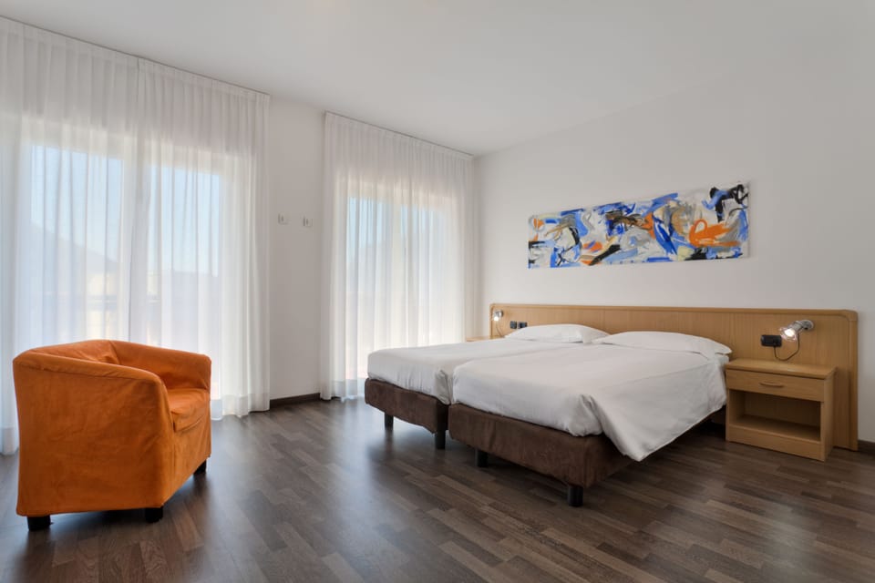 Superior Twin Room | In-room safe, desk, soundproofing, cribs/infant beds