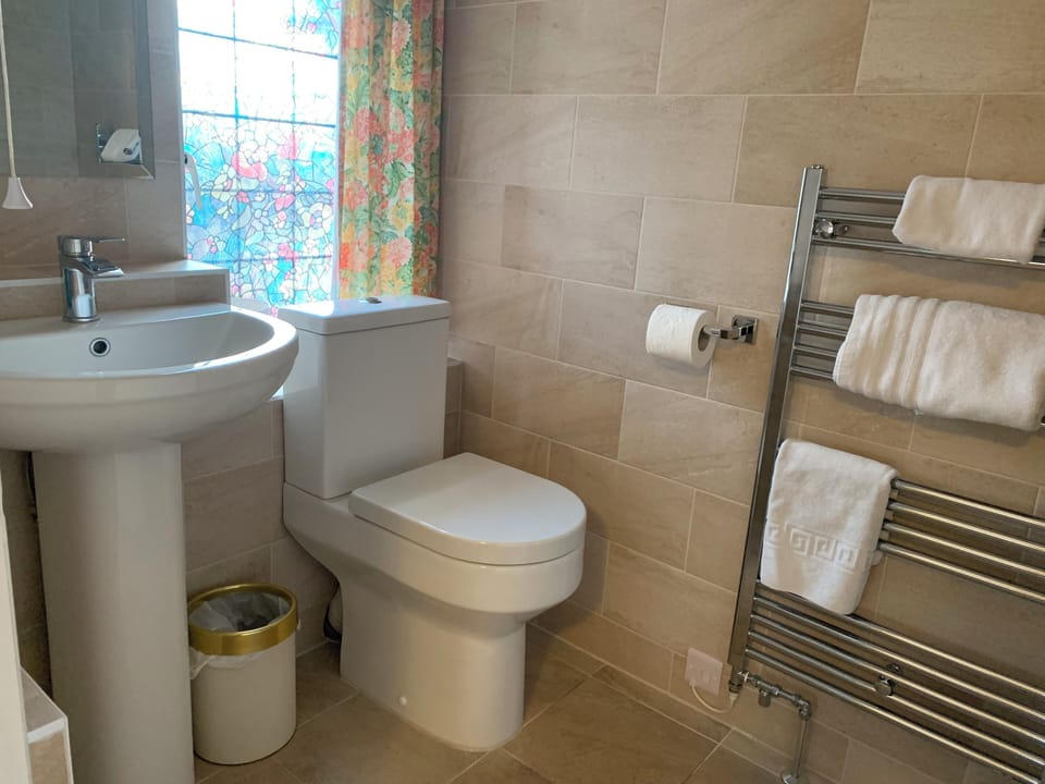 Comfort Double Room | Bathroom | Shower, free toiletries, hair dryer, towels
