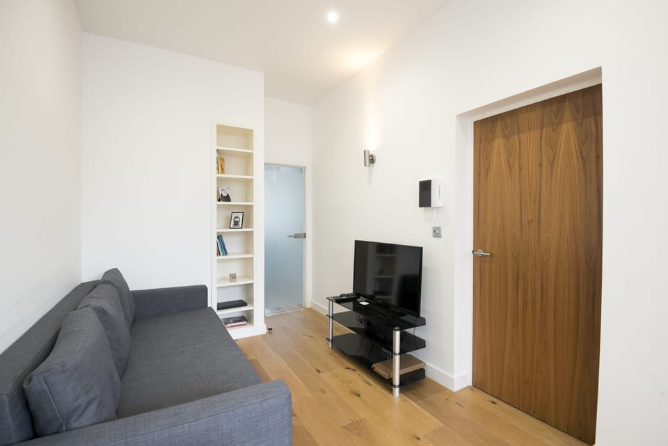 Apartment | Living room | 40-inch LCD TV with satellite channels, TV