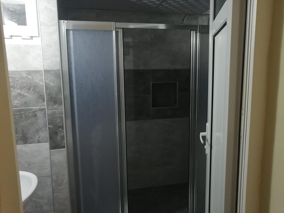 Family Triple Room | Bathroom | Shower, rainfall showerhead, hair dryer, towels
