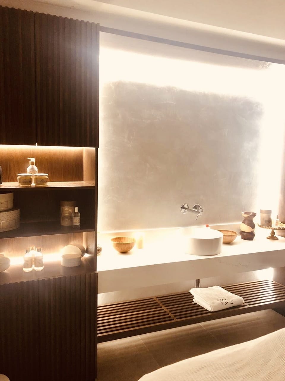 Couples treatment rooms, sauna, hot tub, body treatments, aromatherapy