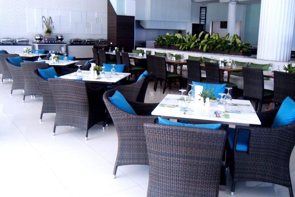 2 restaurants; breakfast, lunch, and dinner served