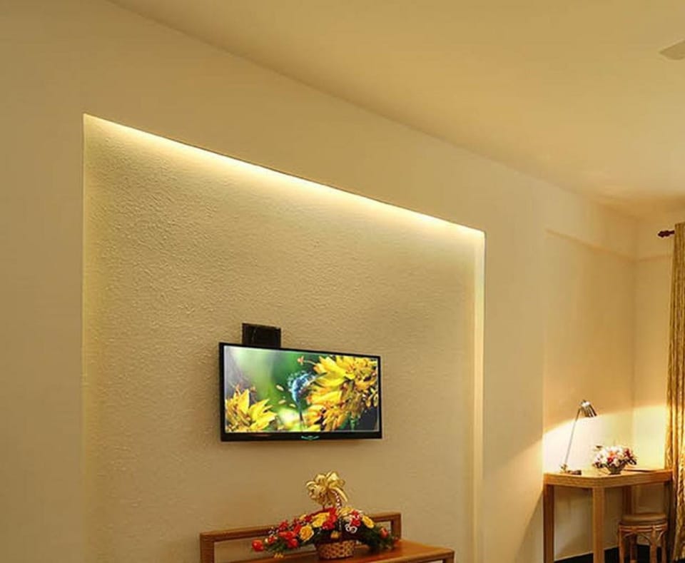 Deluxe Room, 1 Double Bed | 1 bedroom, desk, soundproofing, iron/ironing board