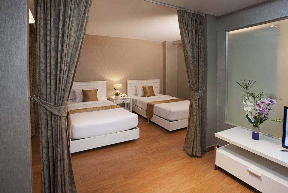 Luxury Suite | Minibar, in-room safe, desk, blackout drapes