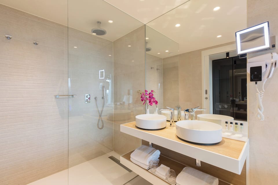 Suite, 1 King Bed, Corner | Bathroom | Free toiletries, hair dryer, bathrobes, slippers
