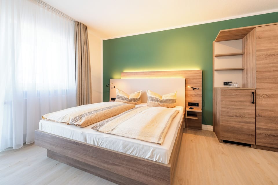 Double Room | Desk, bed sheets, wheelchair access