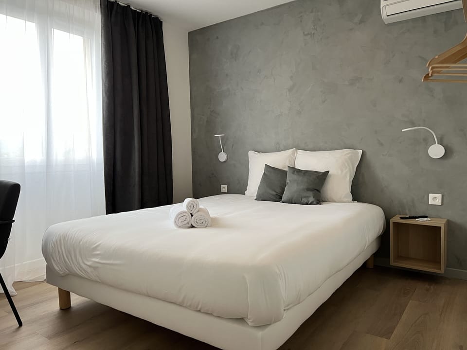 Family Room | Desk, soundproofing, free WiFi, bed sheets