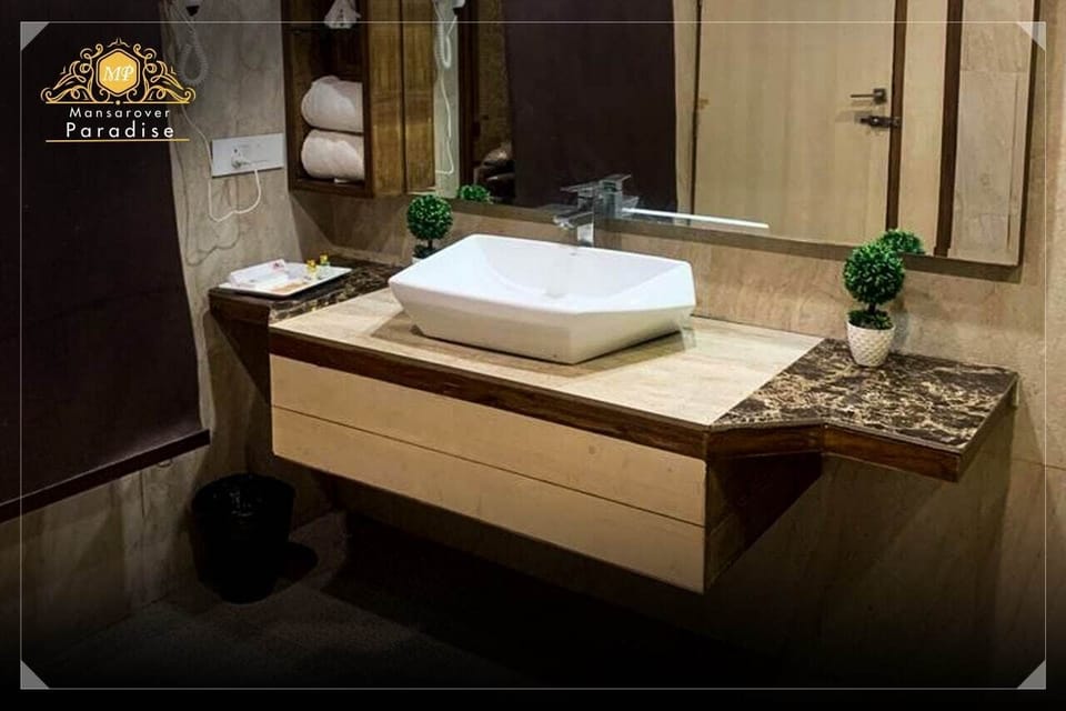 Paradise Suite Room | Bathroom | Shower, free toiletries, bathrobes, towels