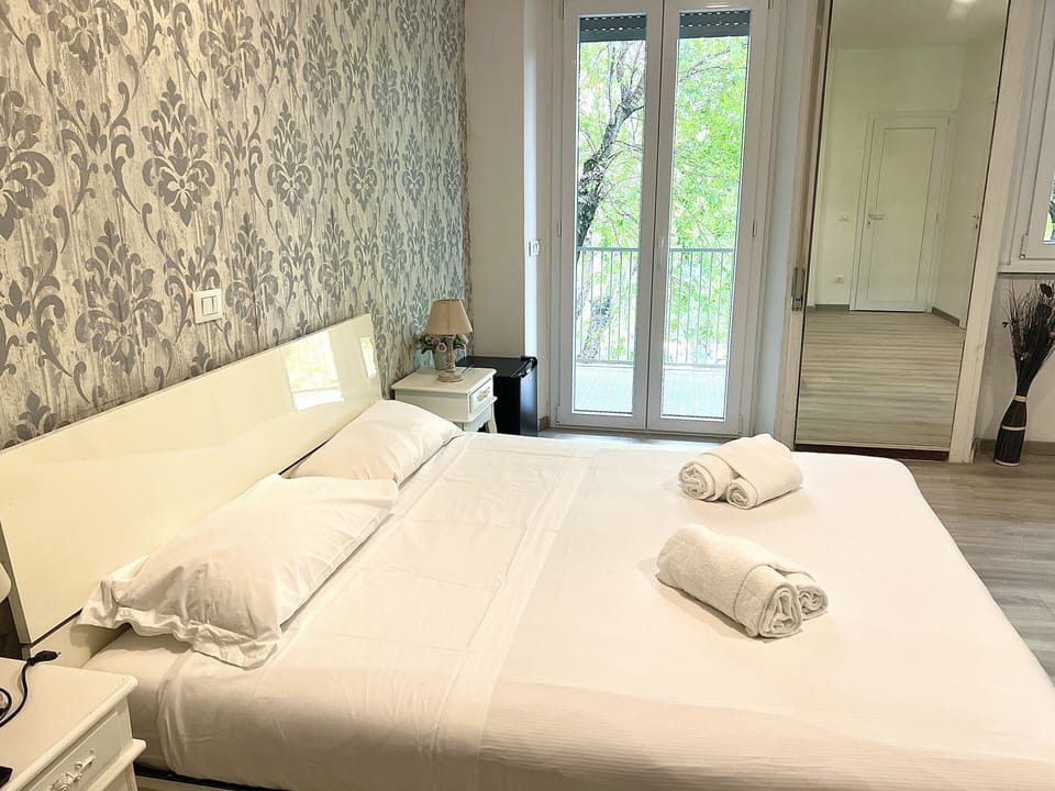 Room, Ensuite | Desk, free WiFi, bed sheets