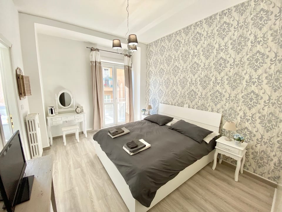 Double Room | Desk, free WiFi, bed sheets