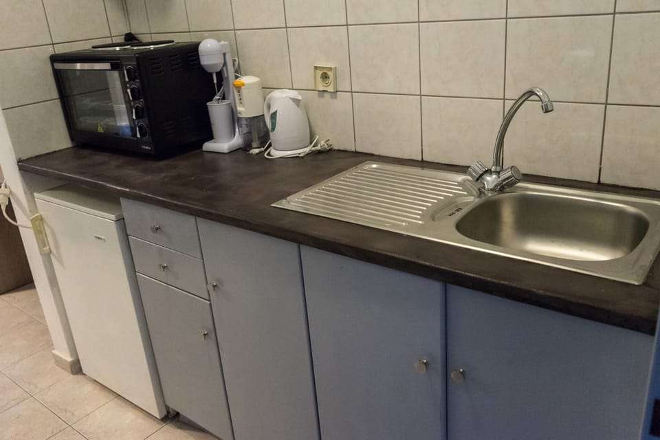Luxury Triple Room | Private kitchenette | Fridge, oven, stovetop, electric kettle