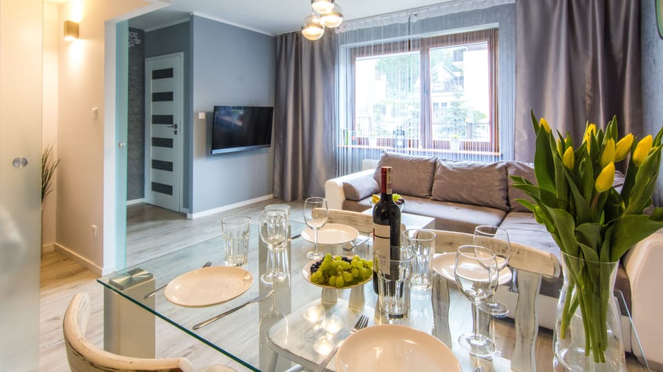Deluxe Apartment, 1 Bedroom | 1 bedroom, iron/ironing board, free cribs/infant beds, travel crib