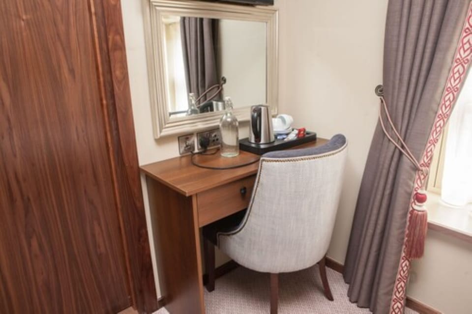 Deluxe Twin Room | Desk, iron/ironing board, free WiFi, bed sheets