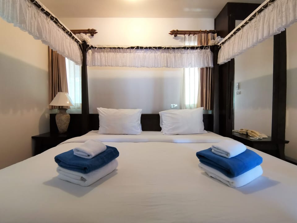 Junior Room | In-room safe, bed sheets