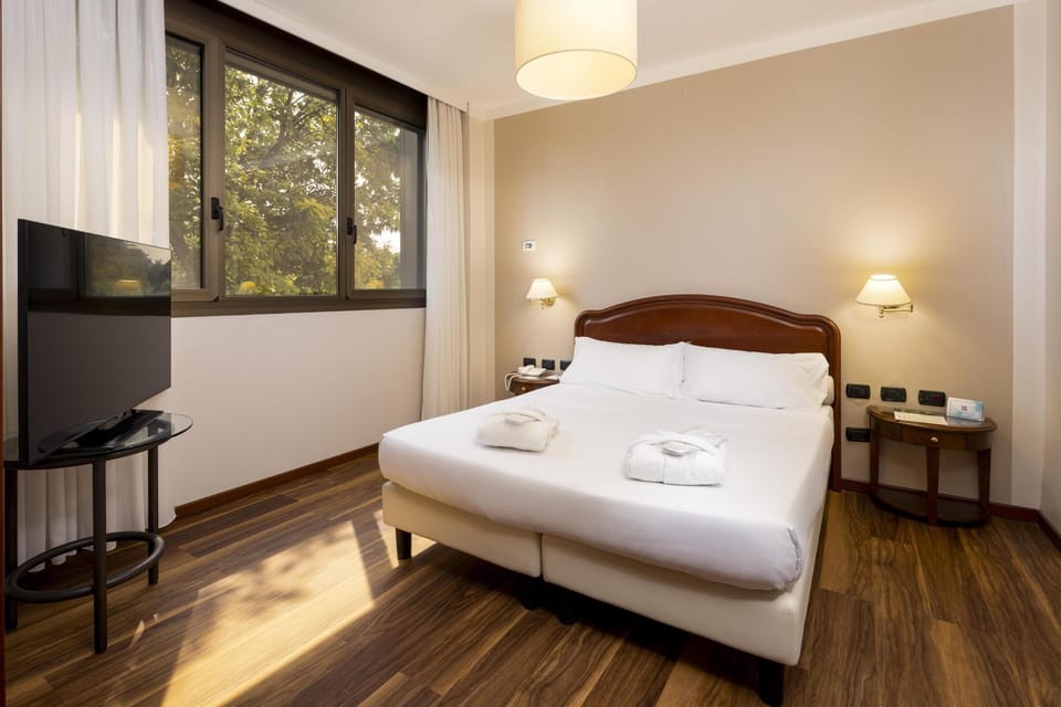 Family Room, Multiple Beds, Non Smoking (Converts to 2 Twin Beds) | Premium bedding, down comforters, minibar, in-room safe