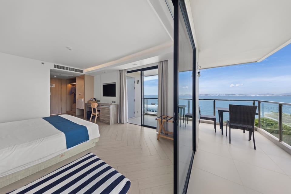Grand Superior King Panoramic with Seaview | Terrace/patio