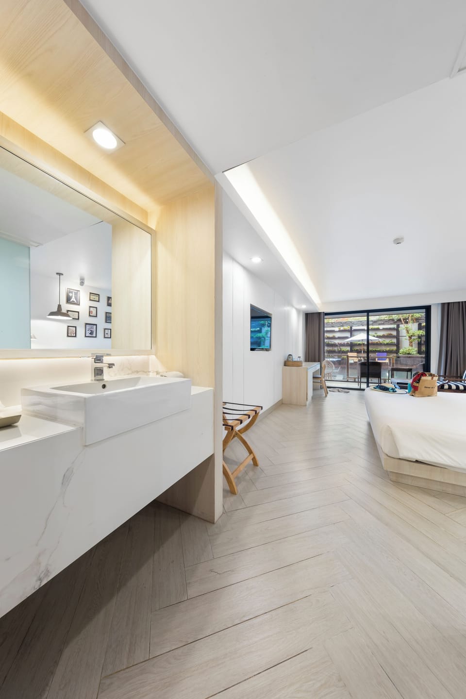 Pool Access King Room | Bathroom | Shower, rainfall showerhead, eco-friendly toiletries, hair dryer