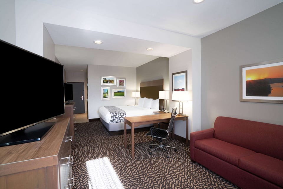 Deluxe Suite, 1 King Bed, Non Smoking | Pillowtop beds, desk, soundproofing, iron/ironing board
