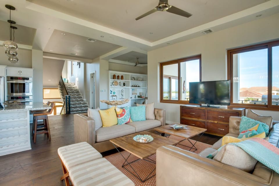 Luxury House, 4 Bedrooms, Private Pool, Lakeside | Living area | Flat-screen TV, DVD player