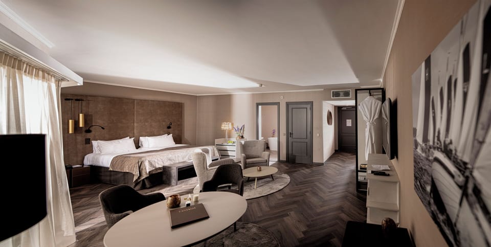 Panoramic Suite | Hypo-allergenic bedding, minibar, in-room safe, desk
