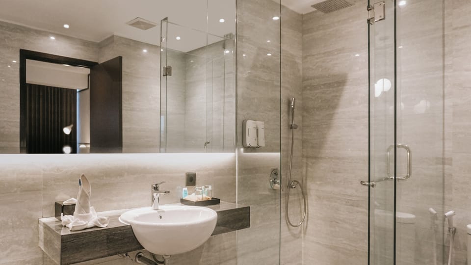 Executive Double Room | Bathroom | Shower, free toiletries, hair dryer