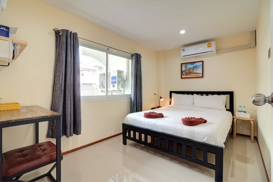 Standard Room with Window | Desk, iron/ironing board, free WiFi