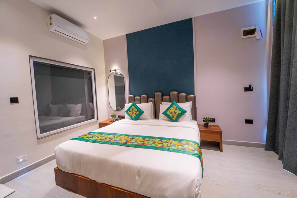 Premium Room | Desk, blackout drapes, iron/ironing board, WiFi (free)