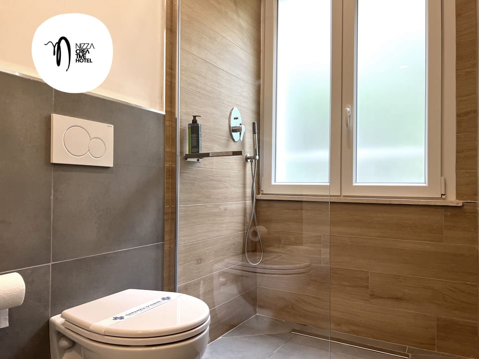 Junior Studio | Bathroom | Shower, rainfall showerhead, free toiletries, hair dryer