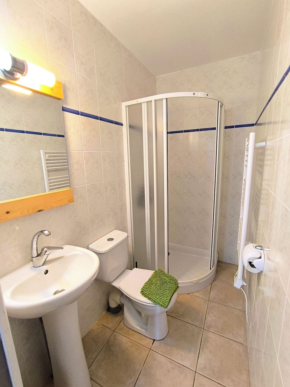 Family Room | Bathroom | Shower, towels