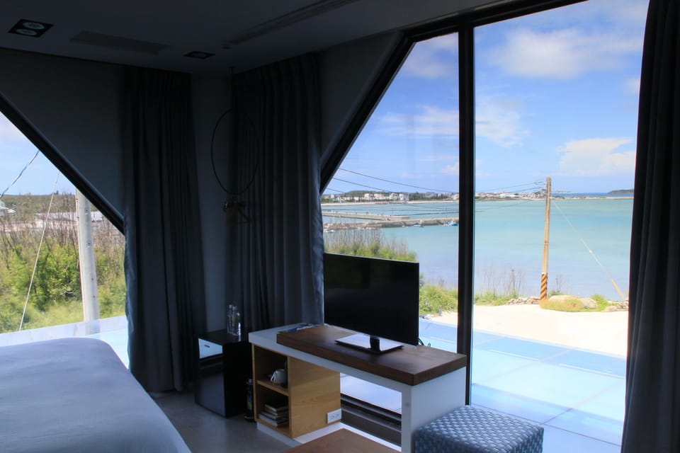 Standard Double Room, Sea View | Desk, blackout drapes, free WiFi, bed sheets
