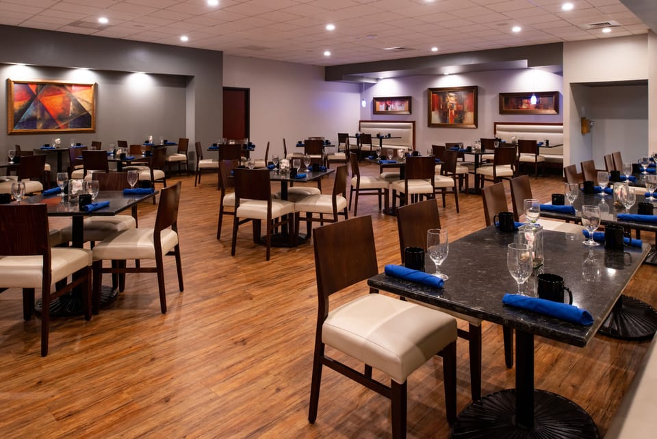 2 restaurants; breakfast and dinner served