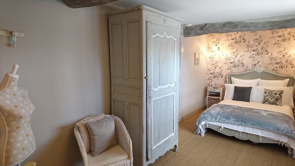 Room (Tilleul) | Individually decorated, individually furnished, desk, laptop workspace