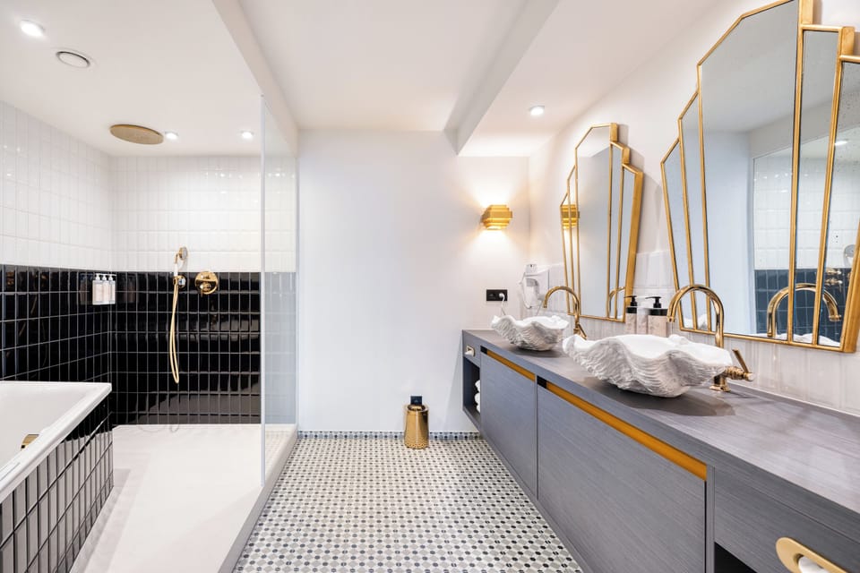 Design Suite, 1 Bedroom | Bathroom | Separate tub and shower, free toiletries, hair dryer, slippers