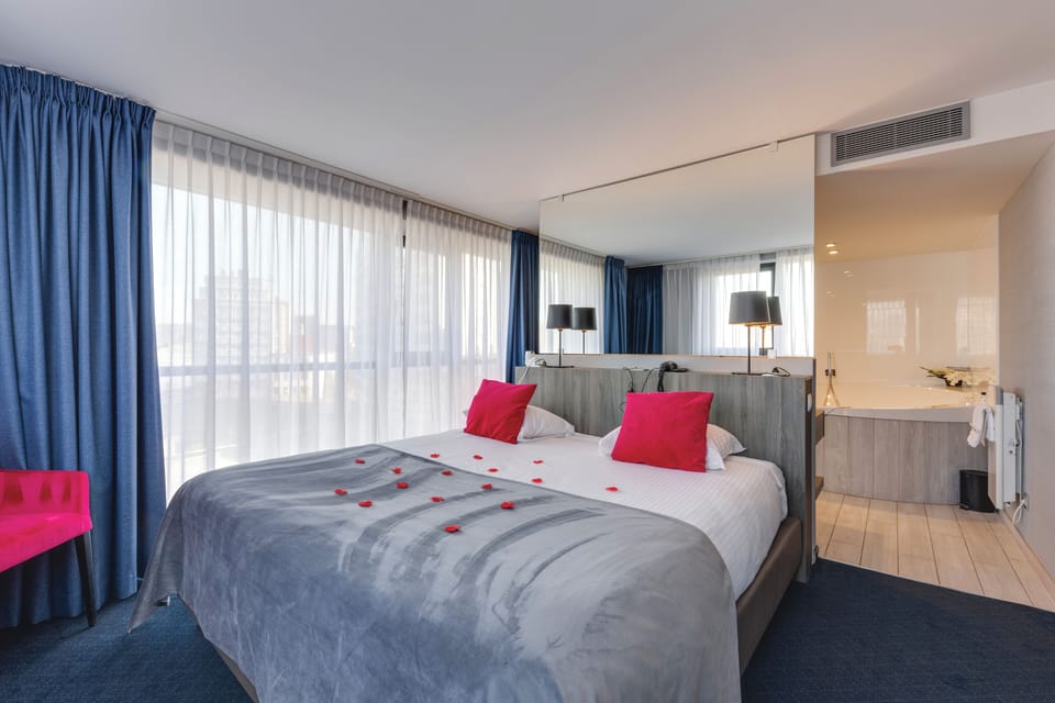 Honeymoon Suite, 1 Bedroom | Minibar, blackout drapes, soundproofing, free WiFi