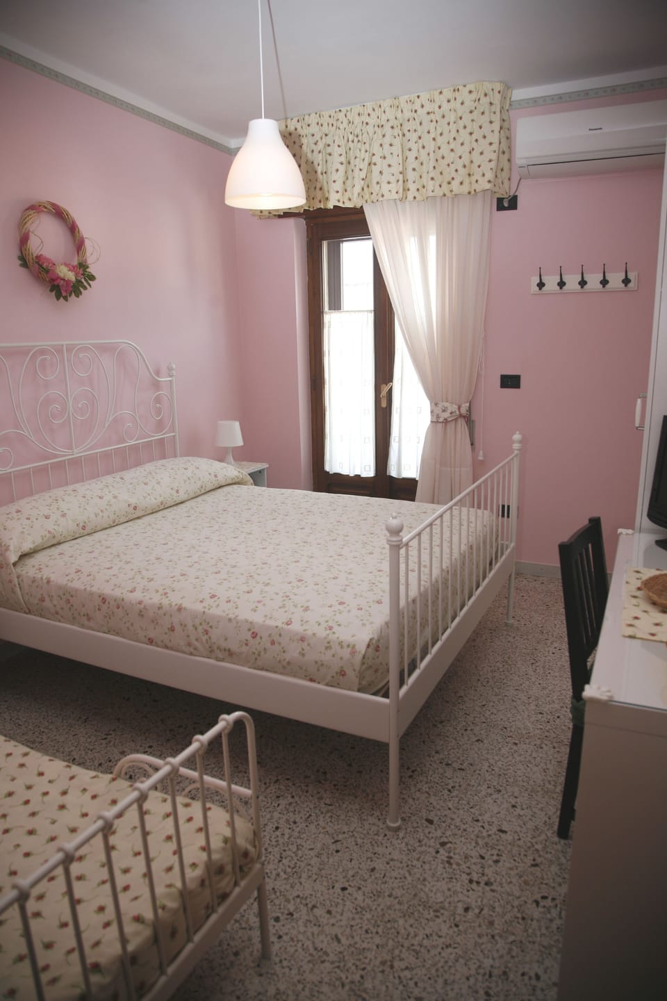 Room, Mountain View | Desk, free cribs/infant beds, free WiFi, bed sheets