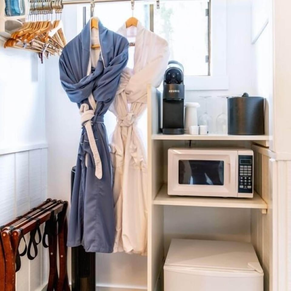 Garnet | Bathroom amenities | Free toiletries, hair dryer, bathrobes, towels