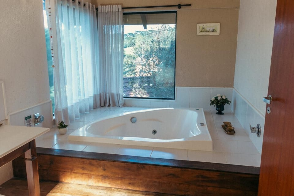 Cabin (Casal Luxo 6) | Premium bedding, minibar, individually decorated, individually furnished