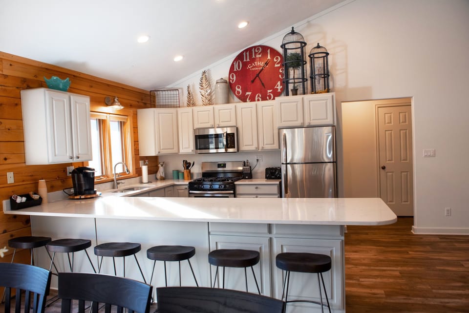 Comfort Cabin, 5 Bedrooms, Mountain View | Private kitchen | Full-size fridge, microwave, oven, stovetop