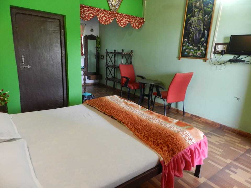 Basic Double Room, 1 Double Bed, Smoking, Ground Floor | Desk, free WiFi
