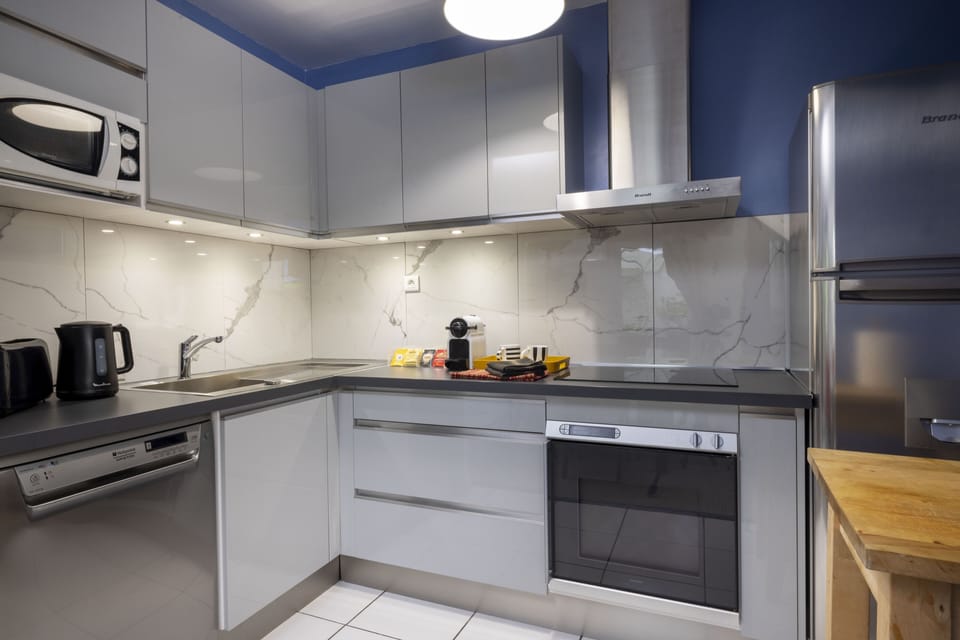 Deluxe Apartment | Private kitchen | Fridge, microwave, oven, stovetop