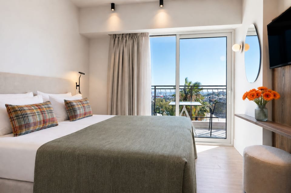 Diktamo Sea View Suite | Minibar, in-room safe, desk, blackout drapes