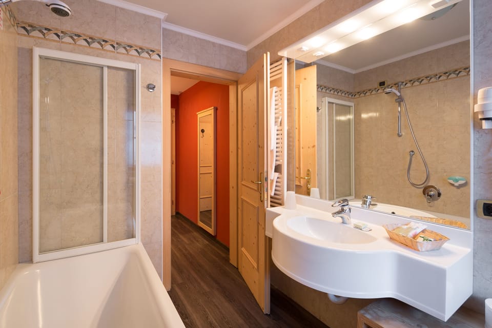 Standard Double or Twin Room | Bathroom | Free toiletries, hair dryer, bathrobes, slippers