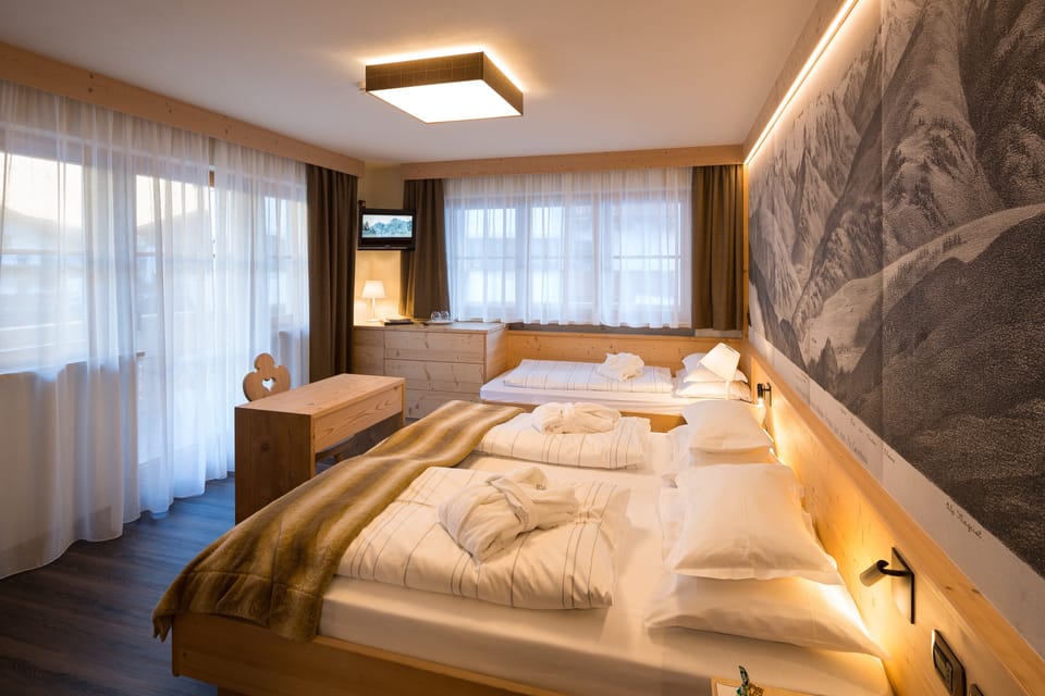 Minibar, in-room safe, desk, WiFi (free)