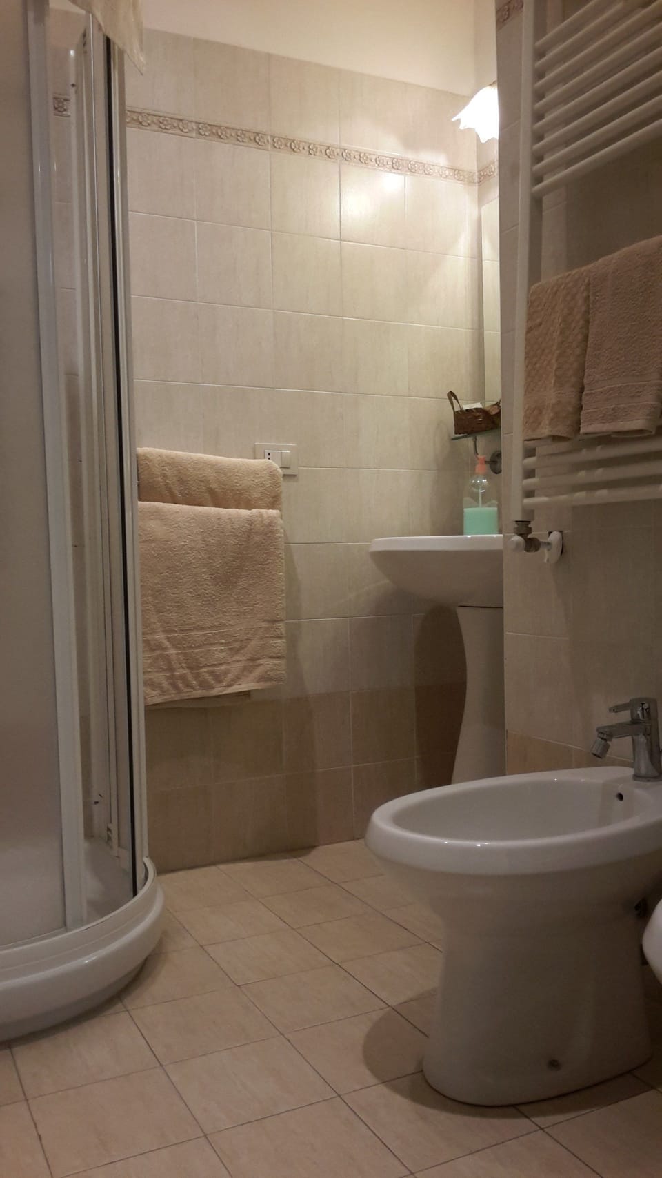 Double Room | Bathroom | Shower, free toiletries, hair dryer, bidet