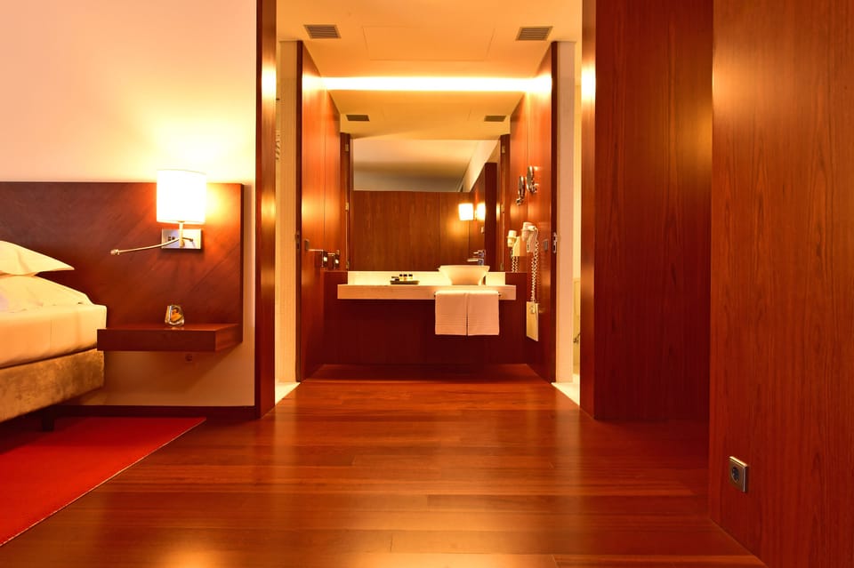 Suite | Bathroom | Bathtub, eco-friendly toiletries, hair dryer, bidet
